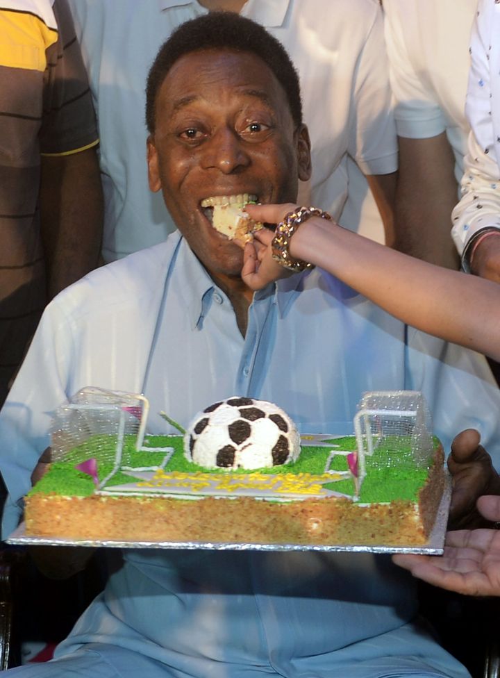 Ο Βραζιλιάνος πρώην ποδοσφαιριστής Πελέ τρώει ένα κομμάτι κέικ που του δόθηκε για να τιμήσει τα επερχόμενα 75α γενέθλιά του (στις 23 Οκτωβρίου) σε μια εκδήλωση στην Καλκούτα στις 13 Οκτωβρίου 2015