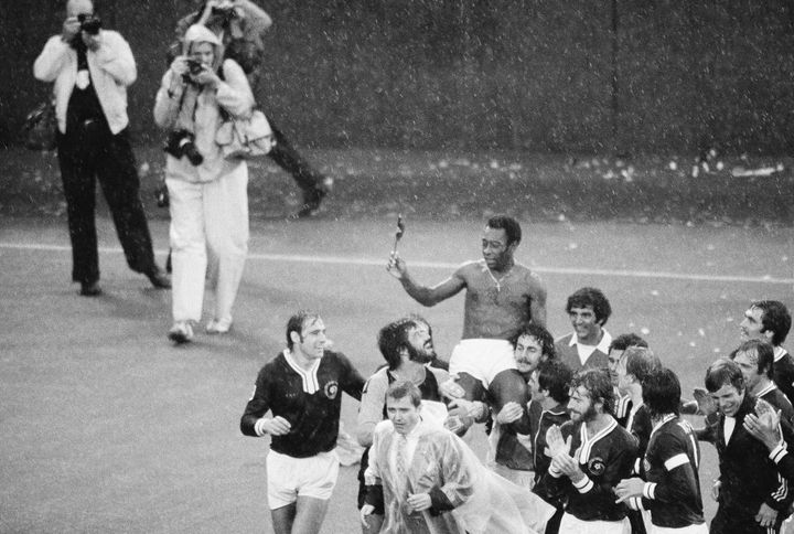 Ο Πελέ σηκώνεται στους ώμους των συμπαικτών του της New York Cosmos μετά τον τελευταίο τους αγώνα στο East Rutherford, στο New Jersey, την 1η Οκτωβρίου 1977 