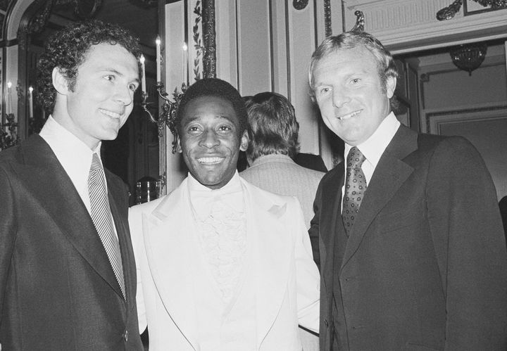 Ο Πελέ, στο κέντρο, ποζάρει με δύο άλλους μεγάλους του ποδοσφαίρου: αριστερά, ο συμπαίκτης του στην Κόσμος και αρχηγός της Δυτικής Γερμανίας, Φραντς Μπεκενμπάουερ που κατέκτησε το 1974 το Μουντιάλ και δεξιά ο Μπόμπι Μουρ, αρχηγός της Αγγλίας το 1966 που επίσης στέφθηκε παγκόσμια πρωταθήτρια. Αφορμή ήταν ένα δείπνο που δόθηκε για τον Πελέ, τον Σεπτ. 27, 1977 στο ξενοδοχείο Plaza στη Νέα Υόρκη. (AP Photo/Richard Drew)