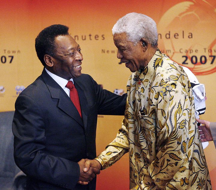 Γιοχάνεσμπουργκ, ΝΟΤΙΑ ΑΦΡΙΚΗ: Ο θρύλος του ποδοσφαίρου της Βραζιλίας Πελέ (αρ.) δίνει τα χέρια στις 17 Ιουλίου 2007 με τον πρώην πρόεδρο της Νότιας Αφρικής, Νέλσον Μαντέλα στο Γιοχάνεσμπουργκ της Νότιας Αφρικής