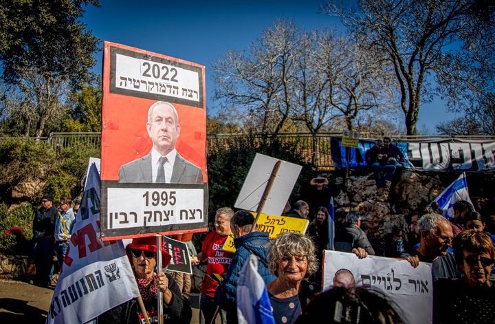 "2022 δολοφονία της Δημοκρατίας, 1995 δολοφονία του Γιτζάκ Ράμπιν" γράφει ο πλακάτ σε συγκέντρωση διαμαρτυρίας στο Ισραήλ κατά της νέας κυβέρνησης με συμμετοχή ακροδεξιών και υπερθενικιστών