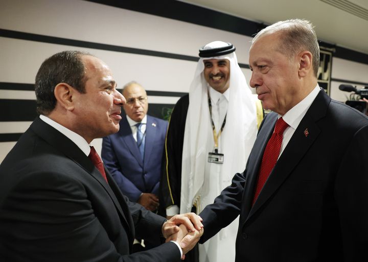 Ο Ερντογάν στο Κατάρ μαζί με τον πρόεδρο της Αιγύπτου.