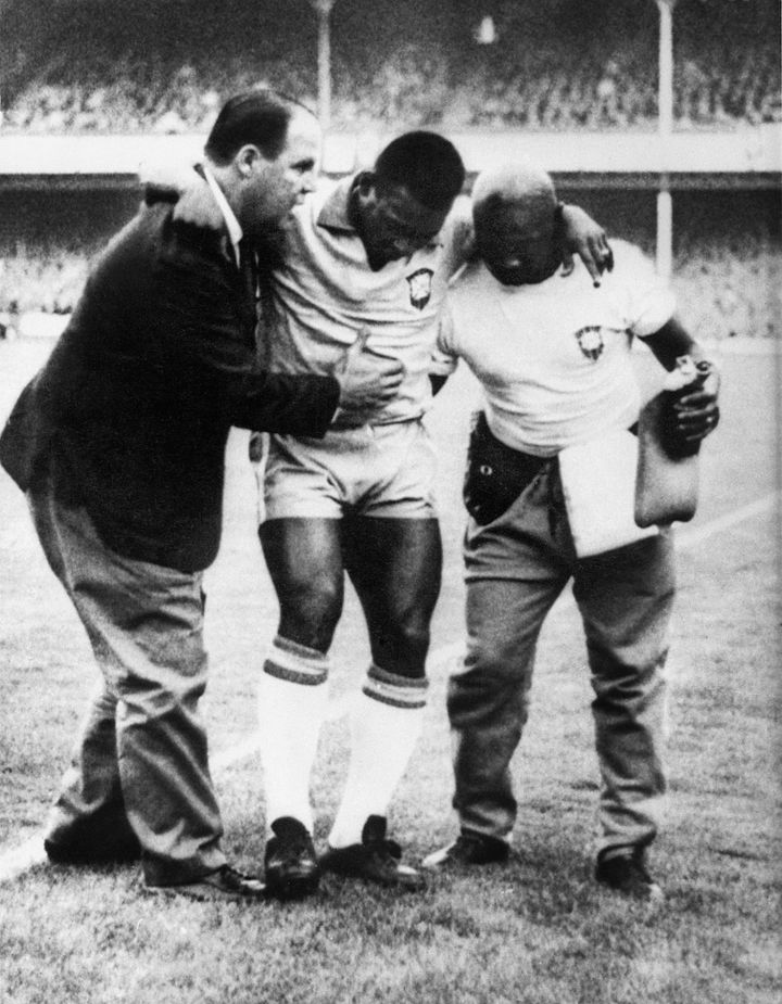 Παγκόσμιο Κύπελλο 1966: Βραζιλία εναντίον Πορτογαλίας. Ο Βραζιλιάνος αστέρας του ποδοσφαίρου Πελέ λαμβάνει βοήθεια εκτός γηπέδου στο Γκούντισον Παρκ μετά από σκληρά μαρκαρίσματα από την πορτογαλική ομάδα στον αγώνα των ομίλων. 19 Ιουλίου 1966. (Φωτογραφία από Daily Mirror/Mirrorpix μέσω Getty Images)