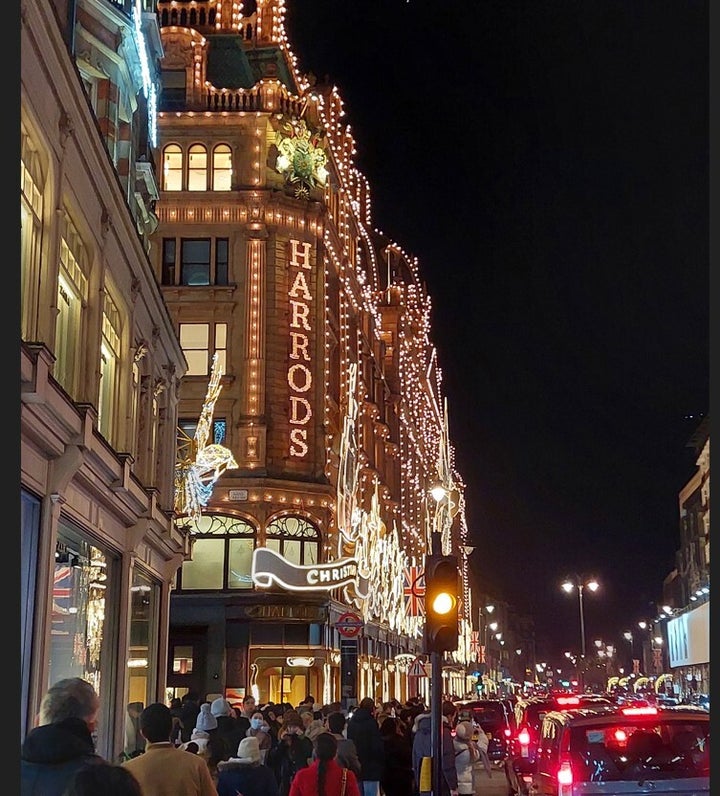 Το αστραφτερά στολισμένο Harrods στο Νάιτσμπριτζ