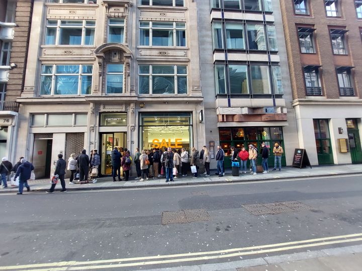 Ουρές λόγω εκπτώσεων έξω από το κατάστημα ανδρικών και γυναικείων ειδών ένδυσης Carhartt ν στο Λονδίνο