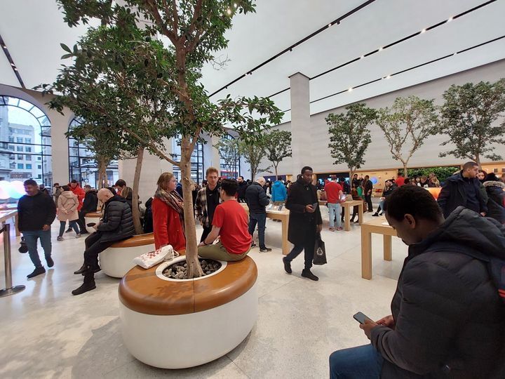 Το τεράστιο κατάστημα της Apple στην Regent Street όπου σημειώνεται μεγάλη κοσμοσυρροή διακοσμείται με φυσικά δέντρα