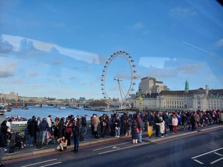 Πλήθος κόσμου με φόντο τον Τάμεση και το περίφημο London Eye