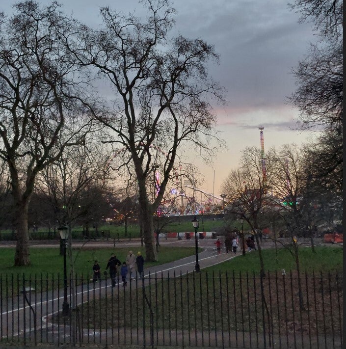 Σούρουπο στο Hyde Park. Διακρίνεται το Χριστουγεννιάτικο θεματικό πάρκο που αποτελεί πόλο έλξης πλήθος κόσμου