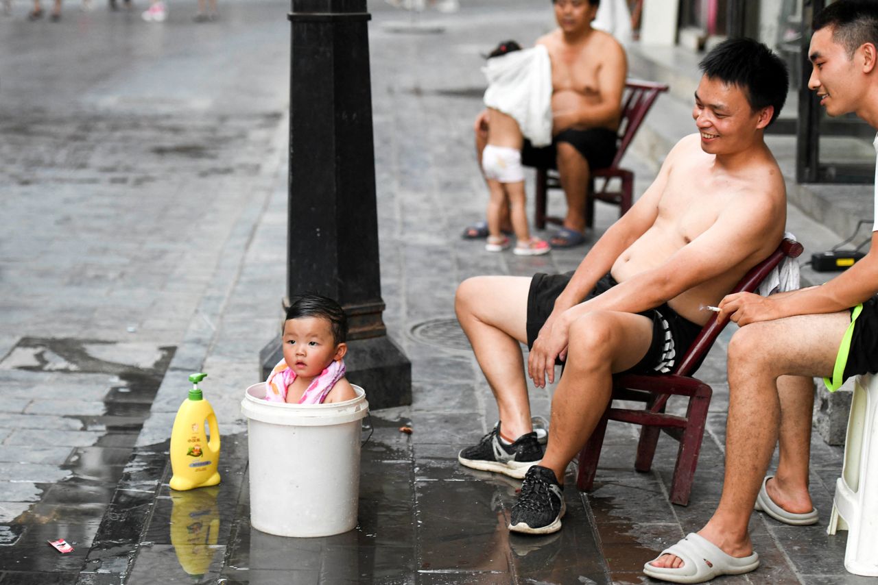 Ρεκόρ υψηλών θερμοκρασιών στην Κίνα τον Αύγουστο και ένας μπόμπιρας δροσίζεται μέσα σε έναν κουβά με νερό (15 Αυγούστου 2022)