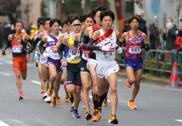 2022年の箱根駅伝。1区、先頭を走る中大の吉居大和選手（手前）＝1月2日、東京都港区［代表撮影］