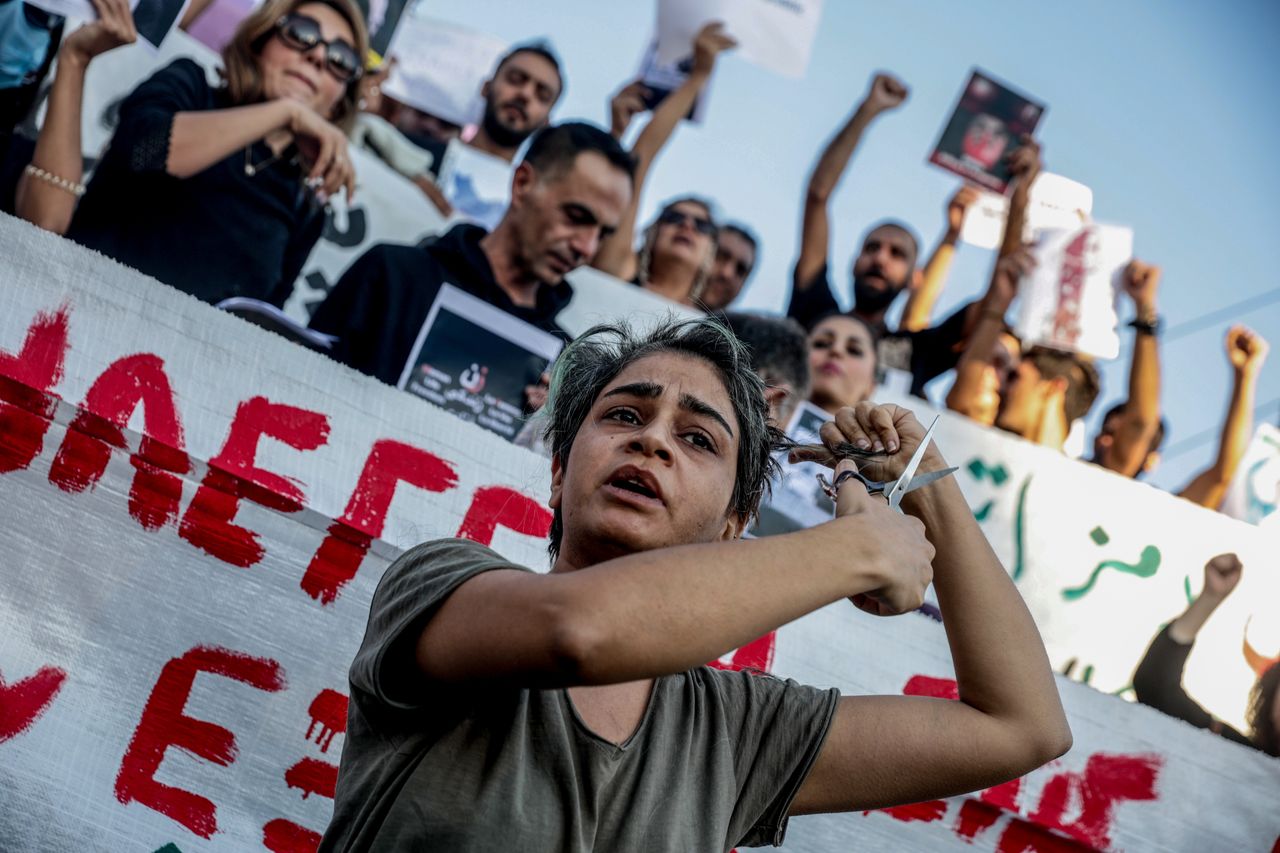 Οι δραματικές εξελίξεις στο Ιράν και οι παραστάσεις διαμαρτυρίας στην Αθήνα.