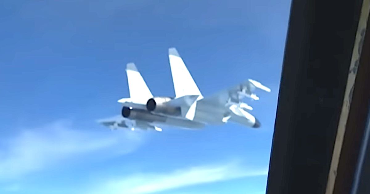 Saksikan bagaimana jet tempur China terbang mendekati pesawat Angkatan Udara AS