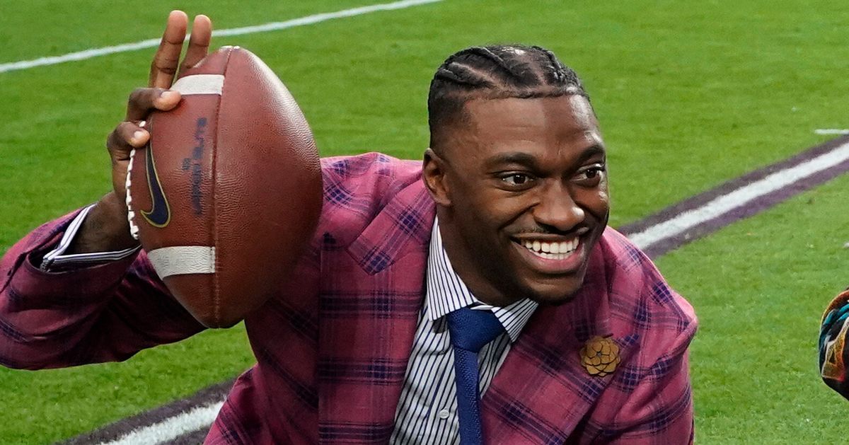 Robert Griffin III's wife calls him out for eating chicken on 'MNF'