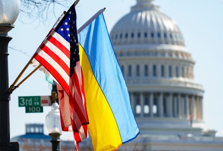 Η σημαία των ΗΠΑ και της Ουκρανίας ανεμίζουν έξω από το Αμερικάνικο Καπιτώλιο με αφορμή την επίσκεψη Ζελένσκι στην Ουάσιγκτον.