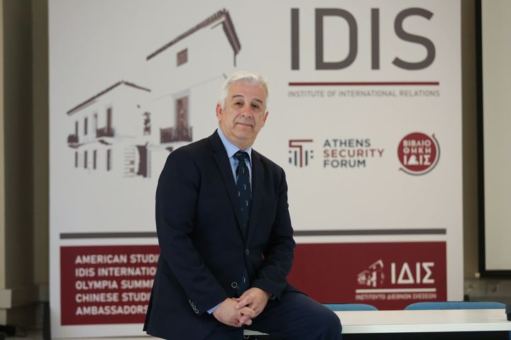 ο Καθηγητής Διεθνών Σχέσεων και Διευθυντής του ΙΔΙΣ (idis.gr), στο Πάντειο Πανεπιστήμιο κ. Κώστας Υφαντής.