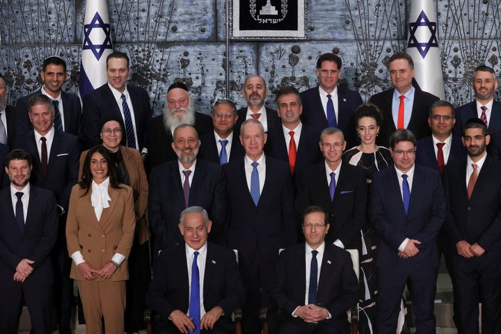 O πρόεδρος του Ισραήλ μαζί με τον νεοεκλεγέντα πρωθυπουργό Benjamin Netanyahu σε μια οικογενειακή φωτογραφία με τα μέλη της νέας κυβέρνησης του Ισραήλ αμέσως μετά την ορκομωσία τους στις 29 Δεκεμβρίου 2022.