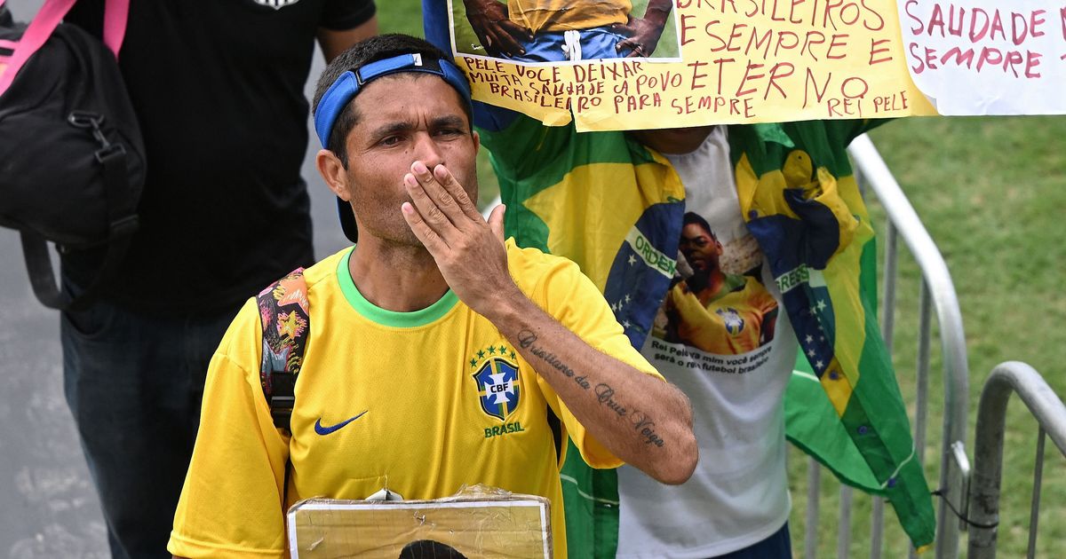 Les fans pleurent Pelé lors d’une projection publique au stade du Brésil