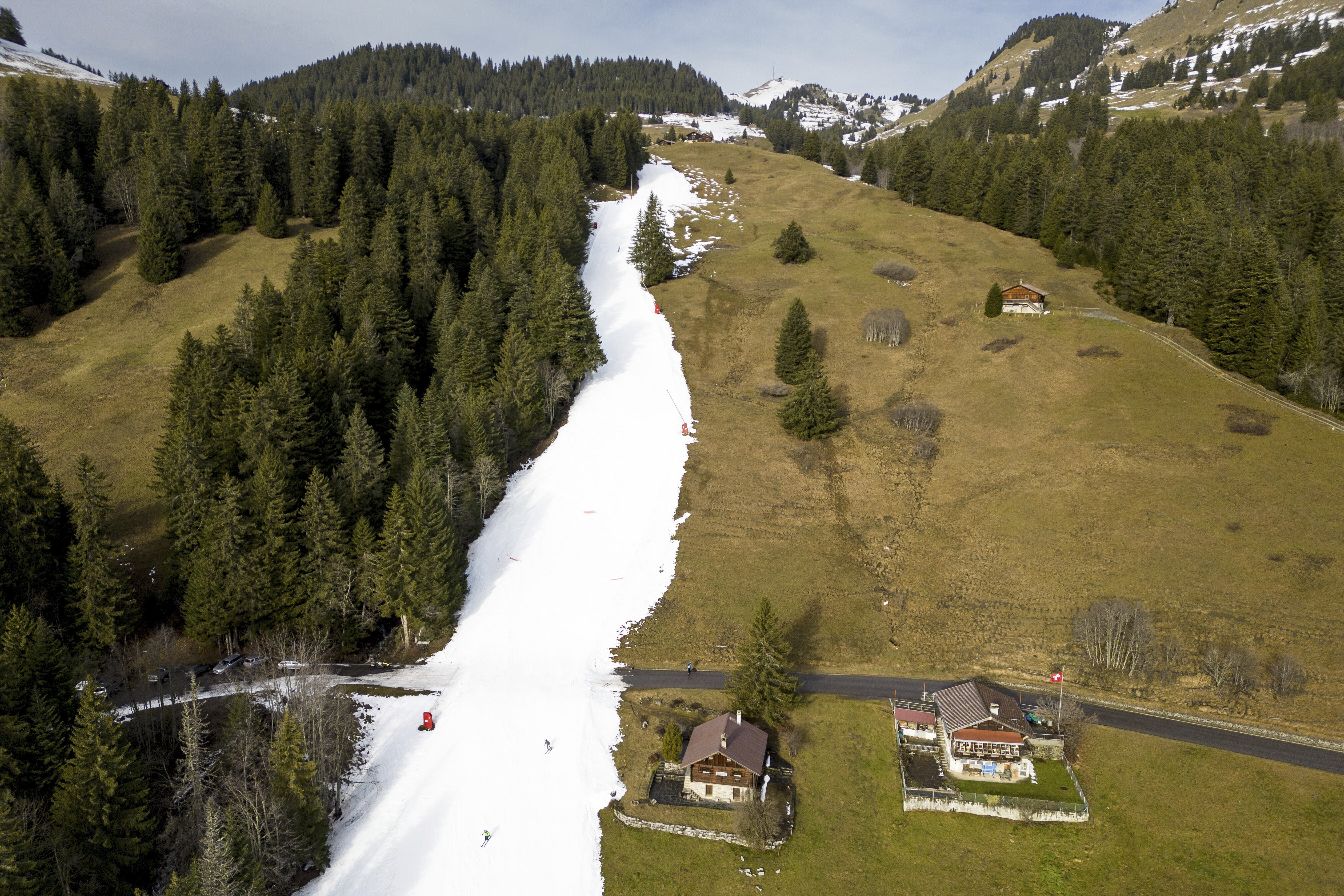 Снег на горнолыжных курортах. Горнолыжный курорт. Альпы горнолыжные курорты. Яхрома горнолыжный курорт. Горнолыжные курорты Швейцарии.