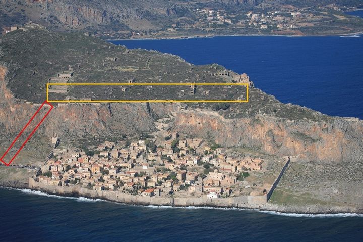 Με κόκκινο σημειώνεται η περιοχή επέμβασης για την κατασκευή τελεφερίκ, με κίτρινο η περιοχή διαδρομών. 