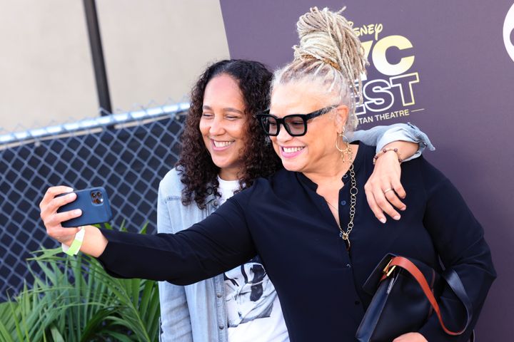 Las directoras Gina Prince-Bythewood (izquierda) y Kasi Lemmons en la proyección de la miniserie "Mujeres del Movimiento" el 9 de junio en Los Ángeles.  Fueron dos de las únicas tres mujeres de color que dirigieron películas importantes en la taquilla estadounidense en 2022.
