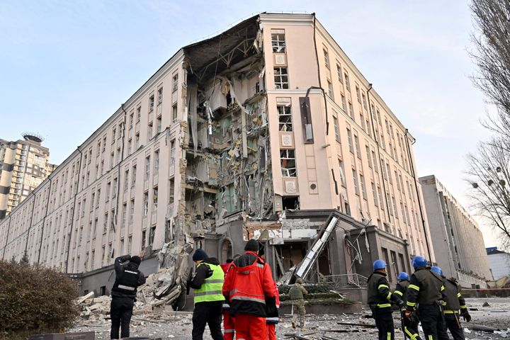 関田さんが宿泊していたキーウ中心部のホテルは、ロシアの攻撃で一部の外壁が粉々になった（AFP通信のSERGEI SUPINSKY氏が撮影）