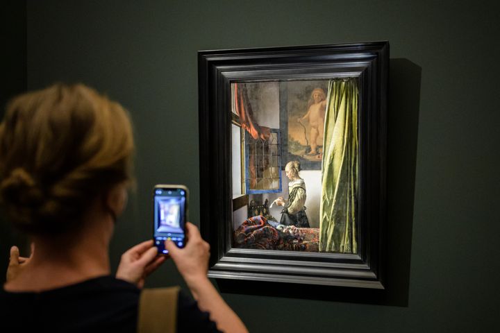 Το έργο του Βερμέερ «Το Κορίτσι που διαβάζει ένα γράμμα μπροστά σε ανοιχτό παράθυρο» σε έκθεση για τον μεγάλο ζωγράφο, που διοργανώθηκε στη Δρέσδη το 2021. (Photo by Jens Schlüter - Pool/Getty Images)