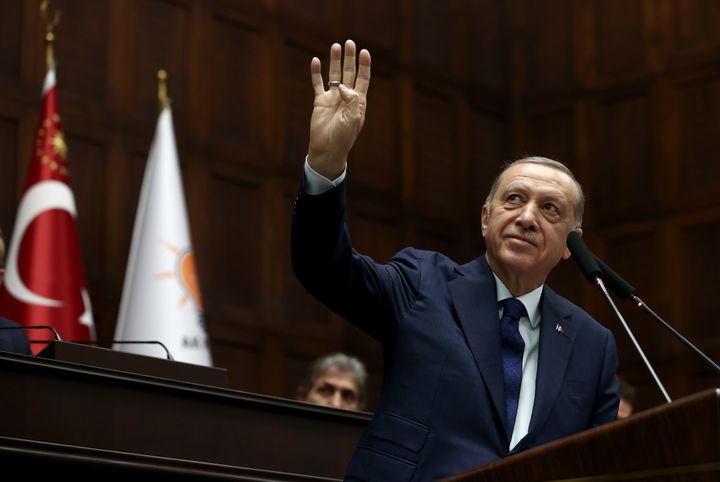 Ο Τούρκος πρόεδρος και ηγέτης του Κόμματος Δικαιοσύνης και Ανάπτυξης (AKΡ), Ρετζέπ Ταγίπ Ερντογάν χαιρετίζει τα μέλη του κόμματος, κατά τη διάρκεια της συνεδρίασης της κοινοβουλευτικής ομάδας του κόμματός του στη Μεγάλη Τουρκική Εθνοσυνέλευση, στην Άγκυρα της Τουρκίας. 4 Ιανουαρίου 2023. (Photo by Rasit Aydogan/Anadolu Agency via Getty Images)