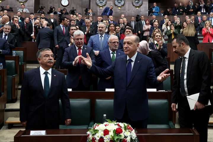 Ο Τούρκος πρόεδρος και ηγέτης του Κόμματος Δικαιοσύνης και Ανάπτυξης (AKΡ), Ρετζέπ Ταγίπ Ερντογάν χαιρετίζει τα μέλη του κόμματος, κατά τη διάρκεια της συνεδρίασης της κοινοβουλευτικής ομάδας του κόμματός του στη Μεγάλη Τουρκική Εθνοσυνέλευση, στην Άγκυρα της Τουρκίας. 4 Ιανουαρίου 2023. (Photo by Rasit Aydogan/Anadolu Agency via Getty Images)