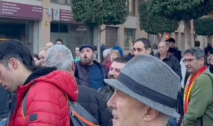 Fascistas insultan y amenazan a miembros del Ayuntamiento de Castellón por la retirada de un monumento franquista.