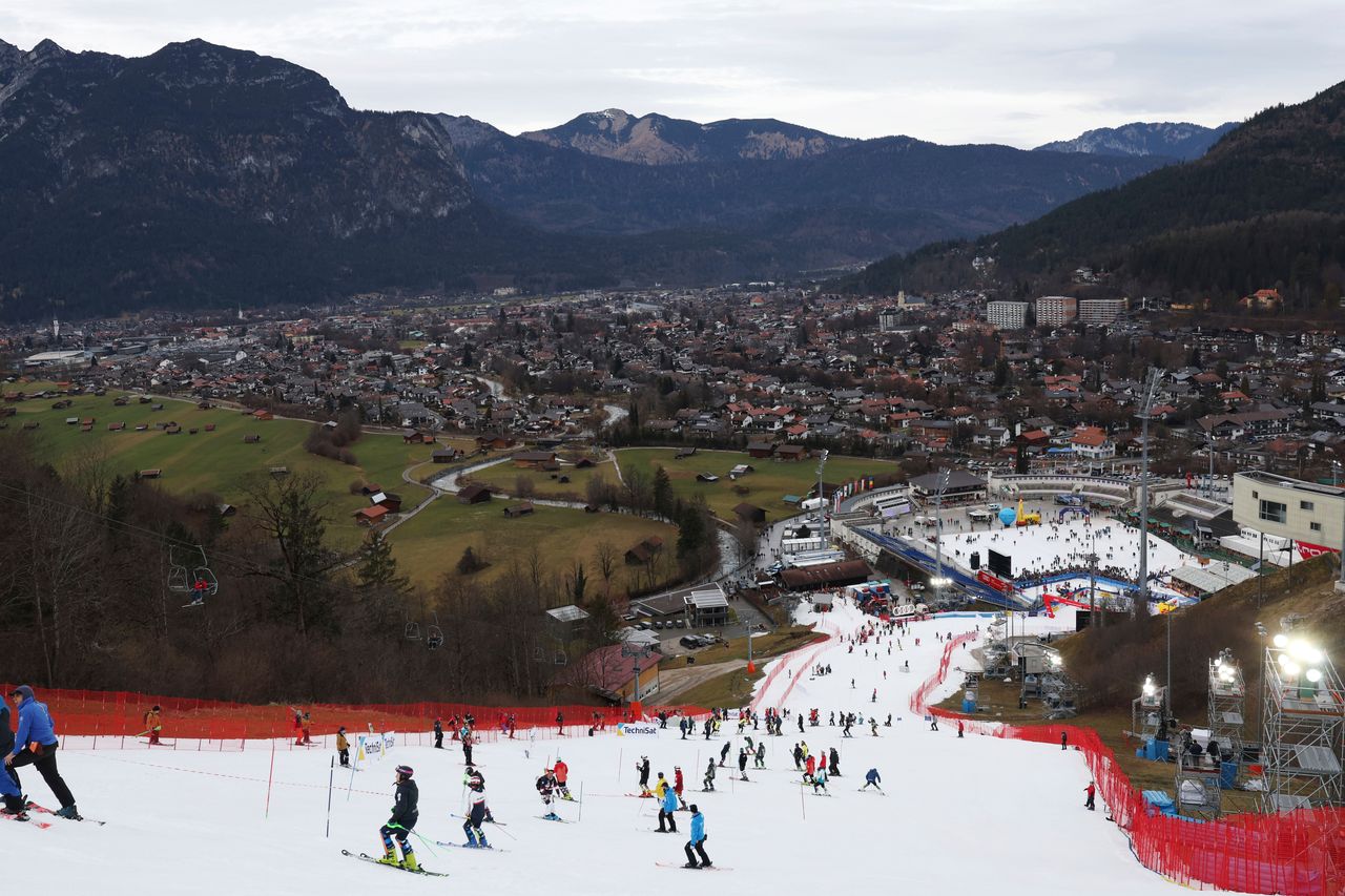 Παγκόσμιο Πρωτάθλημα σλάλομ σκι στο Γκάρμις της Γερμανίας, στις 4 Ιανουαρίου 2023. Με το ζόριο οι διοργανωτές κατάφεραν να στρώσουν χιόνι στην πίστα... (AP Photo/Alessandro Trovati)