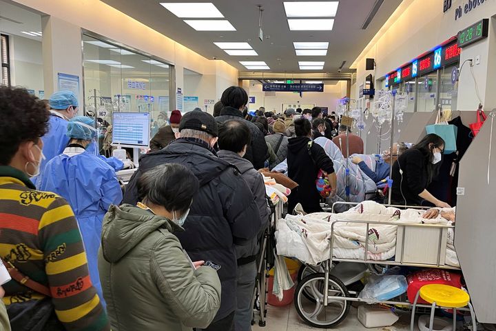 Οι ασθενείς ξαπλώνουν σε κρεβάτια δίπλα σε κλειστούς πάγκους στο τμήμα επειγόντων περιστατικών του Νοσοκομείου Zhongshan, εν μέσω της επιδημίας της νόσου του κοροναϊού (COVID-19) στη Σαγκάη, Κίνα, 3 Ιανουαρίου 2023.