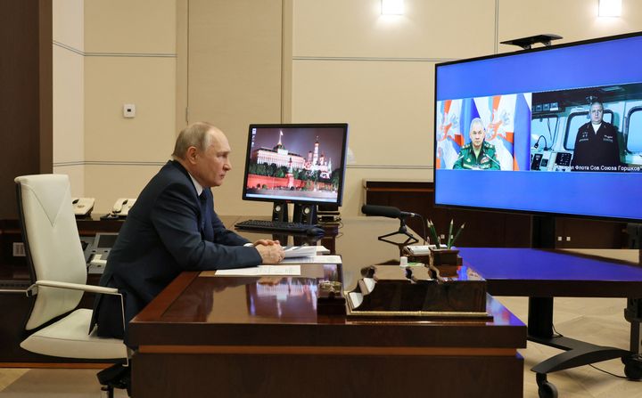 Ο Ρώσος πρόεδρος Βλαντιμίρ Πούτιν ακούει την έκθεση του υπουργού Άμυνας Σεργκέι Σοΐγκου και του Διοικητή της φρεγάτας "Admiral Gorshkov", Ιγκορ Κρόχμαλ πριν από την τελετή εγκαινίων της φρεγάτας Admiral Gorshkov στην αποστολή μάχης, μέσω σύνδεσης βίντεο στη Μόσχα, Ρωσία, 4 Ιανουαρίου 2023. Sputnik/ Μιχαήλ Κλιμέντιεφ/Κρεμλίνο μέσω REUTERS