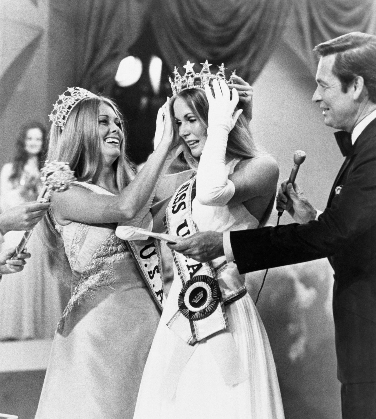 Hawaii's Tanya Wilson is crowned Miss USA of 1972 by Pennsylvania's Michele McDonald, Miss USA of 1971, as Barker emcees.