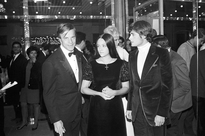 パリで開かれた「ロミオとジュリエット」の試写会に出席した（左から）フランコ・ゼフィレッリ監督、オリヴィア・ハッセーさん、レナード・ホワイティングさん（1968年9月25日）