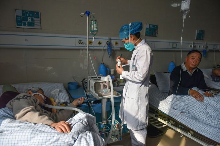 Ασθενείς με κορονοϊό σε νοσοκομείο της πόλης Φουγιάνγκ, Κίνα, 4 Ιανουαρίου 2023