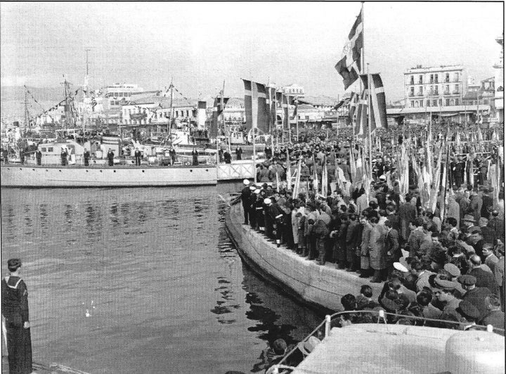 6-1-53. Αγια Θεοφάνεια, ο αγιασμός των υδάτων από την Βασιλική Αποβάθρα μπροστά στο Δημαρχείο της πόλεως