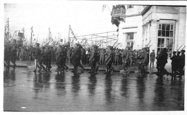 6-1-1926. Μπροστά στο Δημαρχείο, στρατιωτικό άγημα την ημέρα των Αγίων Θεοφανείων