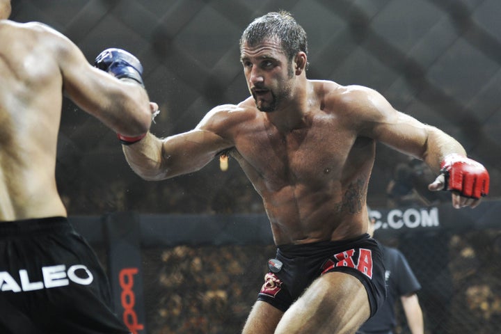 O ex-lutador do UFC Phil Baroni foi preso no México em conexão com a morte de sua namorada.