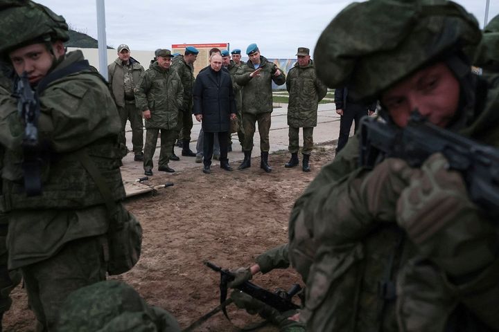 Ο Ρώσος Πρόεδρος Βλαντιμίρ Πούτιν, στο κέντρο, ο Ρώσος υπουργός Άμυνας Σεργκέι Σόιγκου, αριστερά και ο Αναπληρωτής Διοικητής των Αερομεταφερόμενων Στρατευμάτων Ανατόλι Κοντσεβόι, δεξιά, επισκέπτονται ένα στρατιωτικό κέντρο εκπαίδευσης για κινητοποιημένους εφέδρους στην περιοχή Ριαζάν, Ρωσία, Πέμπτη, 20 Οκτωβρίου 2022. Στη Ρωσία, υπάρχει μια αυξανόμενη αίσθηση απόγνωσης μεταξύ των σκληροπυρηνικών για αυτό που θεωρούν ως δισταγμό και έλλειψη σαφούς στρατηγικής του Προέδρου Βλαντιμίρ Πούτιν. (Russian Defense Ministry Press Service via AP, File)