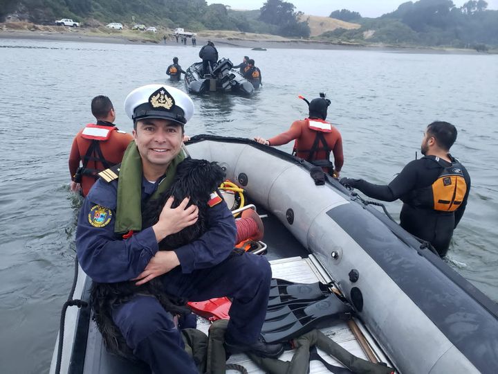 Ο Υποπλοίαρχος του Πολεμικού Ναυτικού της Χιλής, με την Σιρένα αγκαλιά μετά την διάσωση της σκυλίτσας στον ποταμό Μπίο-Μπίο.