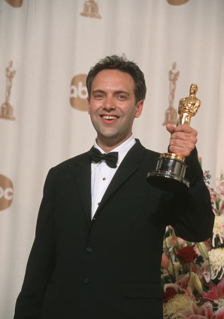 Sam Mendes accepting his Oscar in 2000