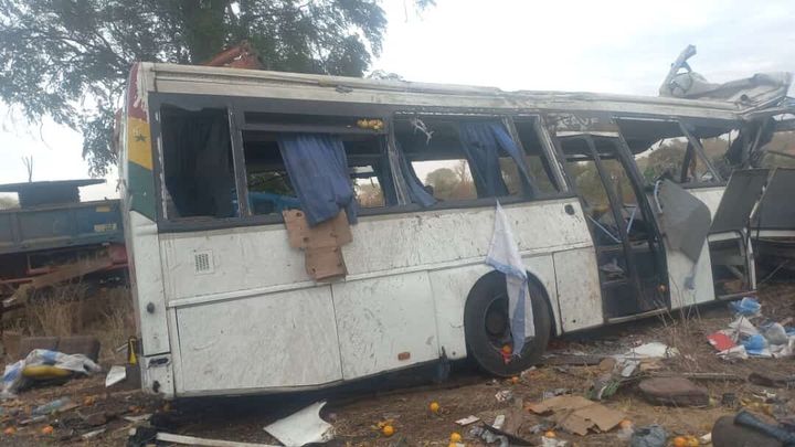 Le bus est entré en collision avec un deuxième bus après que l'un des véhicules a quitté la route en raison d'une crevaison, a déclaré un procureur local.