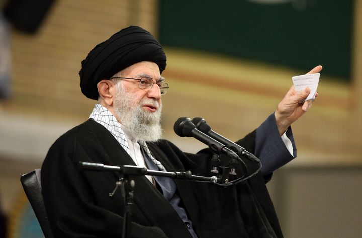 Ο Ανώτατος Ηγέτης του Ιράν Αγιατολάχ Αλί Χαμενεΐ μιλάει κατά τη διάρκεια συνάντησης με μια ομάδα ανθρώπων και κληρικών από την πόλη Κομ, στην Τεχεράνη, Ιράν, 9 Ιανουαρίου 2023.