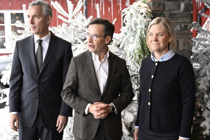 Από αριστερά, ο Γενικός Γραμματέας του ΝΑΤΟ Γενς Στόλτενμπεργκ, ο Σουηδός Πρωθυπουργός Ulf Kristersson και η Σουηδή ηγέτης του Σοσιαλδημοκρατικού Κόμματος Magdalena Andersson ποζάρουν για μια φωτογραφία μετά από μια συνάντηση για την πολιτική ασφαλείας και τη διαδικασία του ΝΑΤΟ της Σουηδίας, στο Σάλεν της Σουηδίας, Κυριακή 8 Ιανουαρίου, 2023. Η συνάντηση πραγματοποιήθηκε στο περιθώριο της Διάσκεψης Κοινωνίας και Άμυνας. (Henrik Montgomery/TT News Agency via AP)