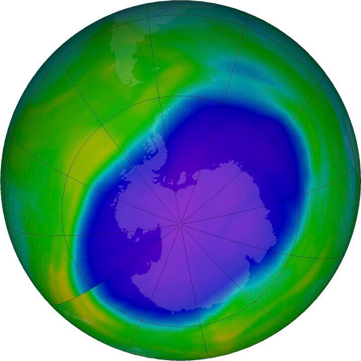 Σε αυτήν την έγχρωμη εικόνα της NASA, το μπλε και το μωβ δείχνουν την τρύπα στο προστατευτικό στρώμα του όζοντος της Γης πάνω από την Ανταρκτική στις 5 Οκτωβρίου 2022. Το προστατευτικό στρώμα του όζοντος της Γης επουλώνεται αργά αλλά αισθητά. Αναμένεται να αποκατασταθεί πλήρως η τρύπα πάνω από την Ανταρκτική σε περίπου 43 χρόνια, λέει μια νέα έκθεση των Ηνωμένων Εθνών.