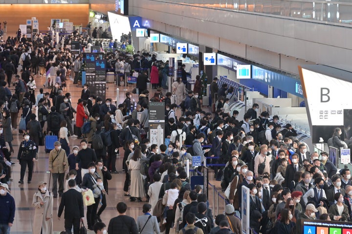 混雑する羽田空港＝2022年12月09日