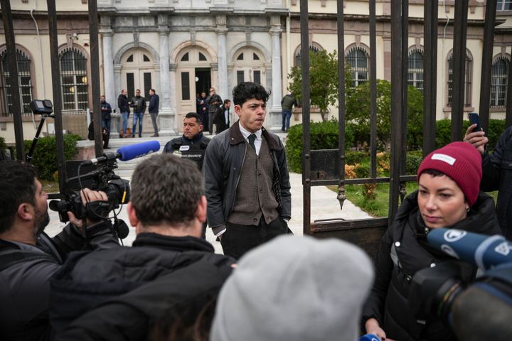 Ο Sean Binder, ένας από τους 24 εθελοντές που κατηγορούνται για συμμετοχή σε επιχειρήσεις διάσωσης μεταναστών, στέκεται προ των πυλών του δικαστηρίου στη Μυτιλήνη, Τρίτη, 10 Ιανουαρίου 2023.
