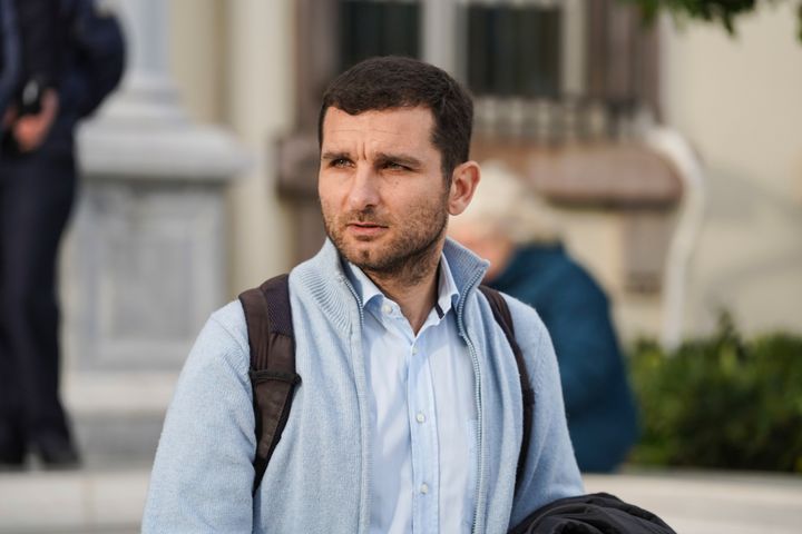 Ο Νάσος Καρακίτσος, ένας από τους 24 εθελοντές που κατηγορούνται για συμμετοχή σε επιχειρήσεις διάσωσης μεταναστών, περιμένει έξω από το δικαστήριο στη Μυτιλήνη, στη Λέσβο, στο βορειοανατολικό Αιγαίο, την Τρίτη, 10 Ιανουαρίου 2023