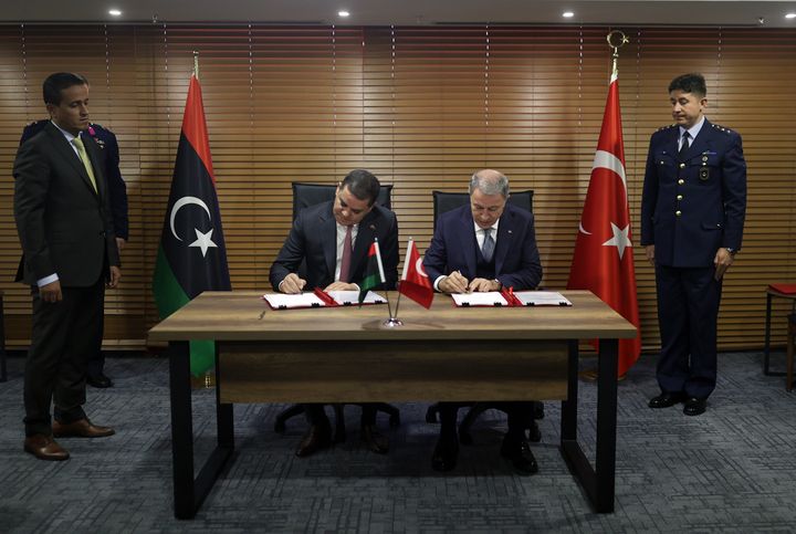 ΚΩΝΣΤΑΝΤΙΝΟΥΠΟΛΗ, ΤΟΥΡΚΙΑ - 25 ΟΚΤΩΒΡΙΟΥ: Ο Τούρκος υπουργός Εθνικής Άμυνας Hulusi Akar (C-R) και ο πρωθυπουργός της κυβέρνησης Εθνικής Ενότητας της Λιβύης Abdul Hamid Dbeibeh (C - L) υπογράφουν συμφωνία μεταξύ δύο χωρών μετά τη συνάντησή τους στην Κωνσταντινούπολη, Turkiye στις 25 Οκτωβρίου , 2022. Τουρκικές Ένοπλες Δυνάμεις να συμβάλλουν στην εκπαίδευση Λιβύων στρατιωτικών πιλότων. (Photo by Arif Akdogan/Anadolu Agency via Getty Images)