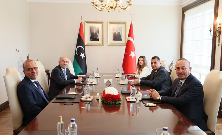 Ο Τούρκος υπουργός Εξωτερικών Μεβλούτ Τσαβούσογλου (R) συναντά τον Αναπληρωτή Πρόεδρο του Συμβουλίου της Προεδρίας της Λιβύης, Αμπντουλάχ Χουσεΐν Αλ-Λάφι (L) στην Κωνσταντινούπολη, Τουρκιά στις 21 Ιουνίου 2022. (Photo by Cem Ozdel/Anadolu Agency via Getty Images)